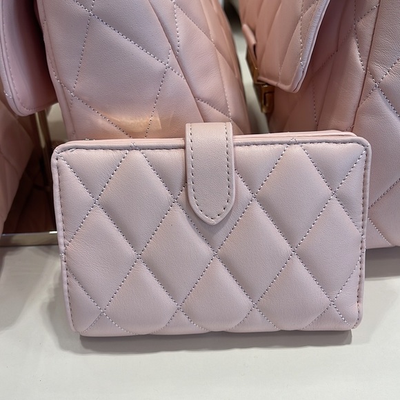 Kate Spade Carey Medium Compartment Bifold Wallet
COLOR: Conch Pink - Picture 15 of 16